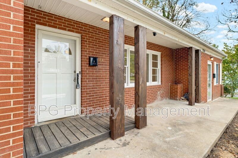 Woodstock Condo: 204 N Muhlenberg St