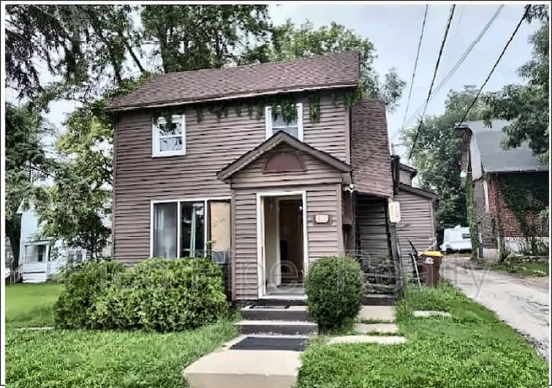 Freeport Condo: 411 1/2 S State Ave