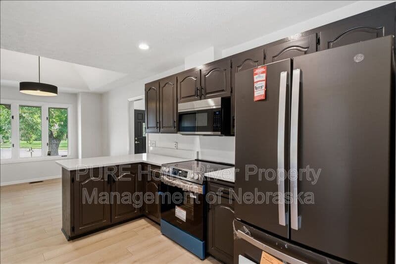 Omaha House: 15527 Mason Cir