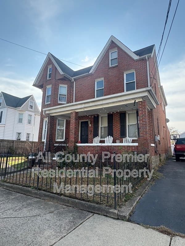 Hamilton Condo: 717 Schiller Avenue