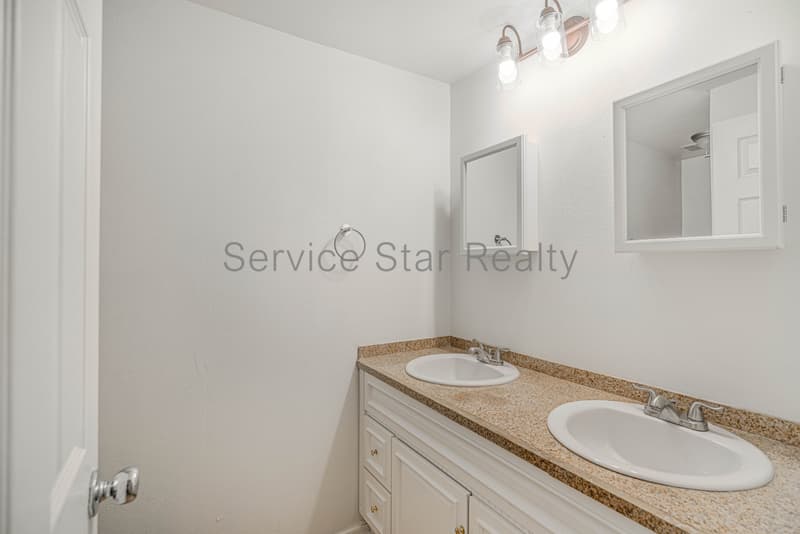 Gilbert House: 7 S Catalina St
