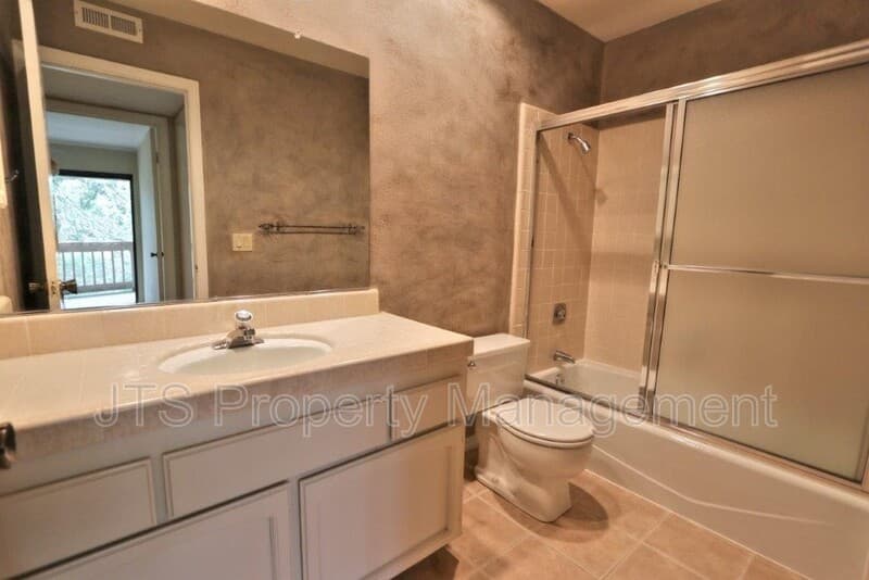 Fair Oaks House: 8944 Cliffside Lane