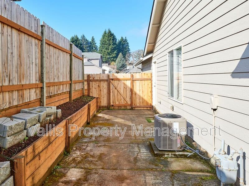 Salem House: 5877 Cobalt Loop Southeast
