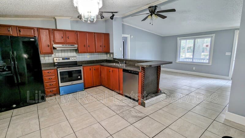 Hinesville House: 955 Hollywood Dr