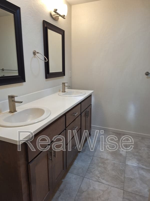 Ashland House: 49 N Mountain Ave