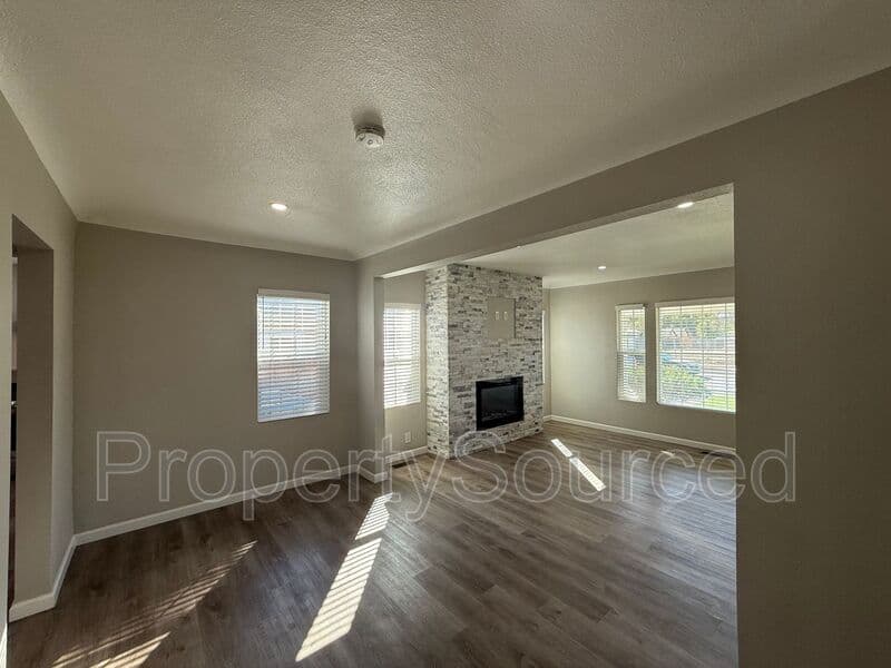 Manteca House: 807 W Yosemite