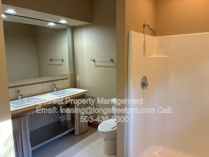 Portland Townhome: 5123 S Corbett Ave