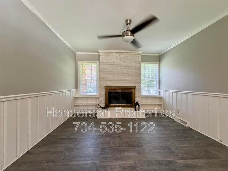Charlotte House: 6801 Woodland Cr