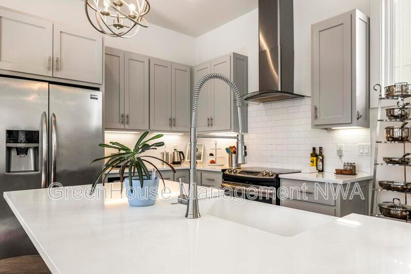 Bentonville House: 636 SW B ST