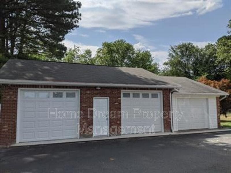 Fredericksburg House: 1401 Bragg Road A1