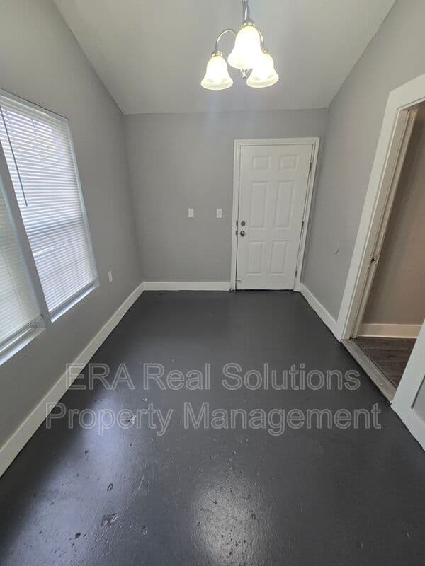 Columbus House: 49 S. Harris Avenue