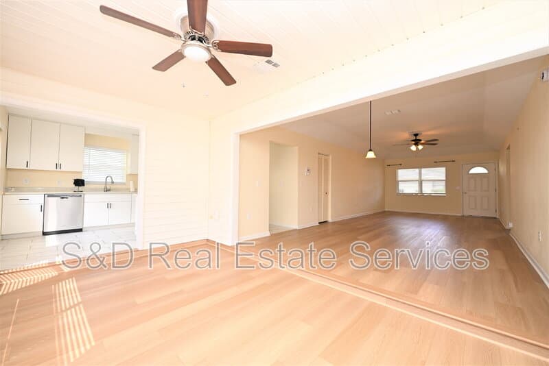 Lakeland House: 1774 Birchwood Loop