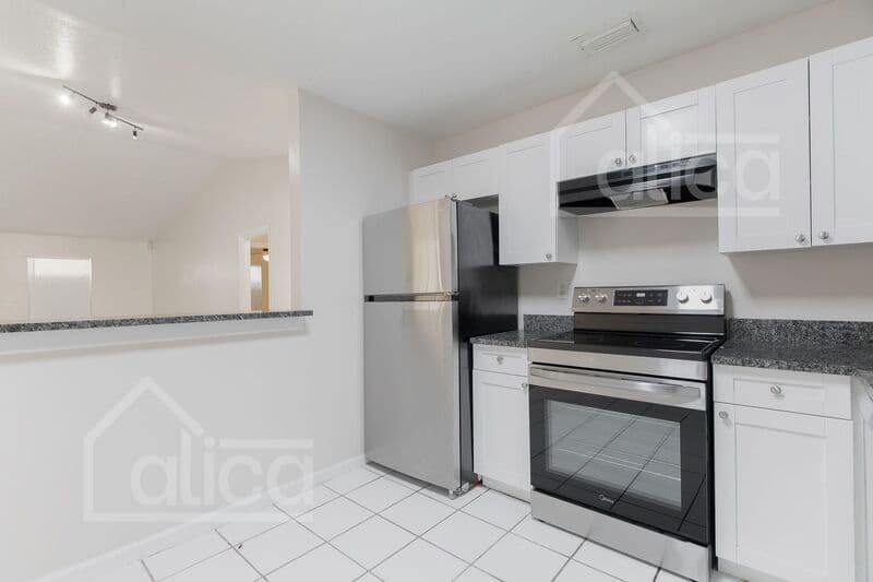 Riviera Beach House: 742 W 6th St