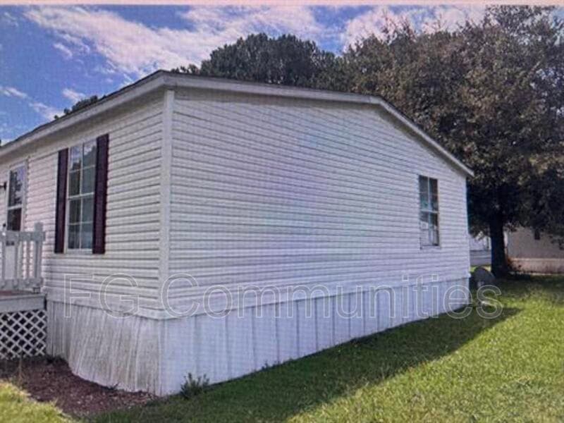 Selma House: 3008 Michelle Dr