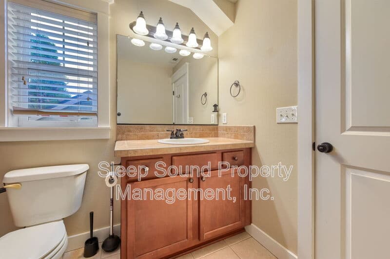 Portland House: 857 N Winchell St