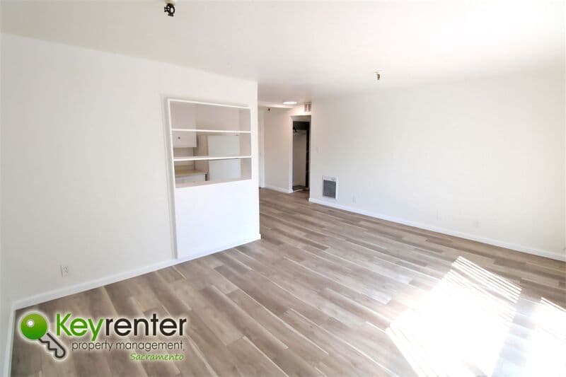 Sacramento House: 2320 P Street Apart. 410