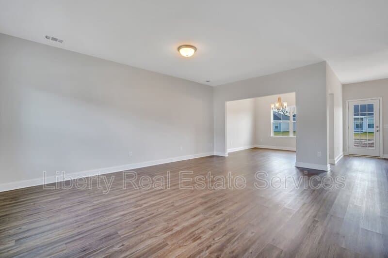 Hinesville House: 88 Fridley Ln