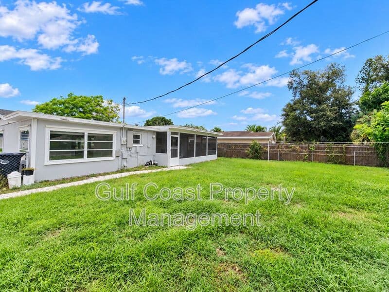 Bradenton House: 5811 18th Street West