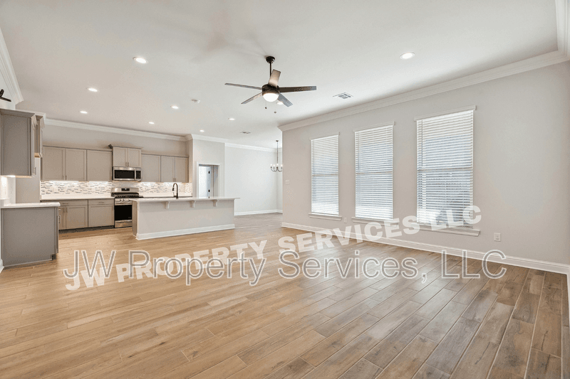 Hammond House: 44208 Huntley Rd