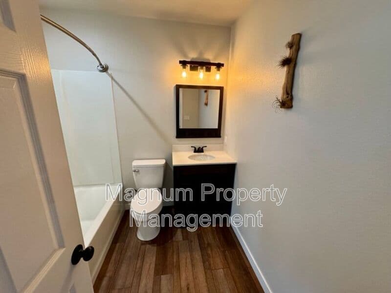 Perris House: 27300 Peach St