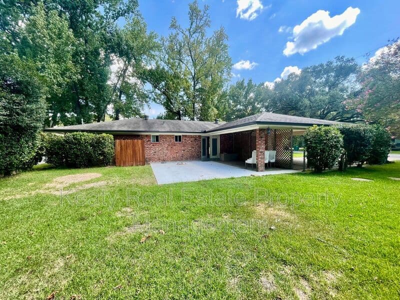Lafayette House: 214 Dover Dr