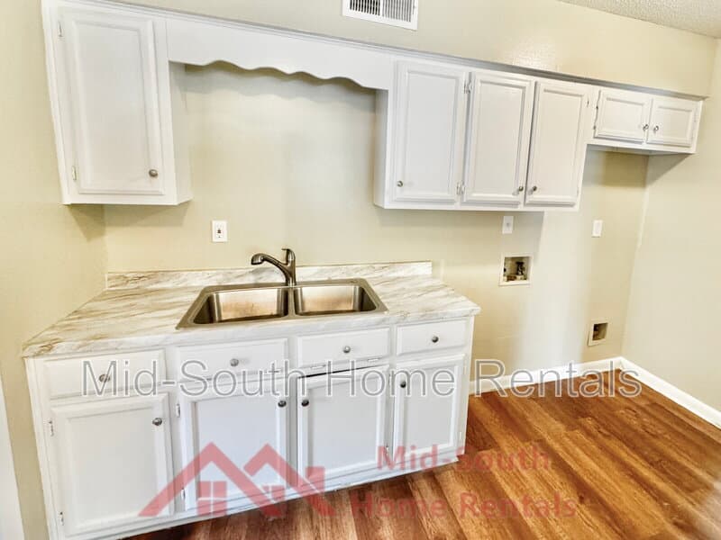 Memphis House: 2452 Debby Dr