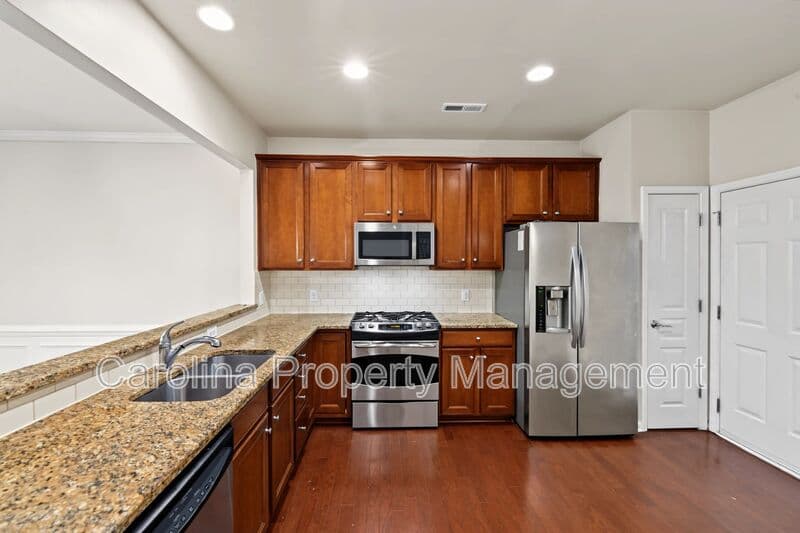 Charlotte House: 15422 Canmore St