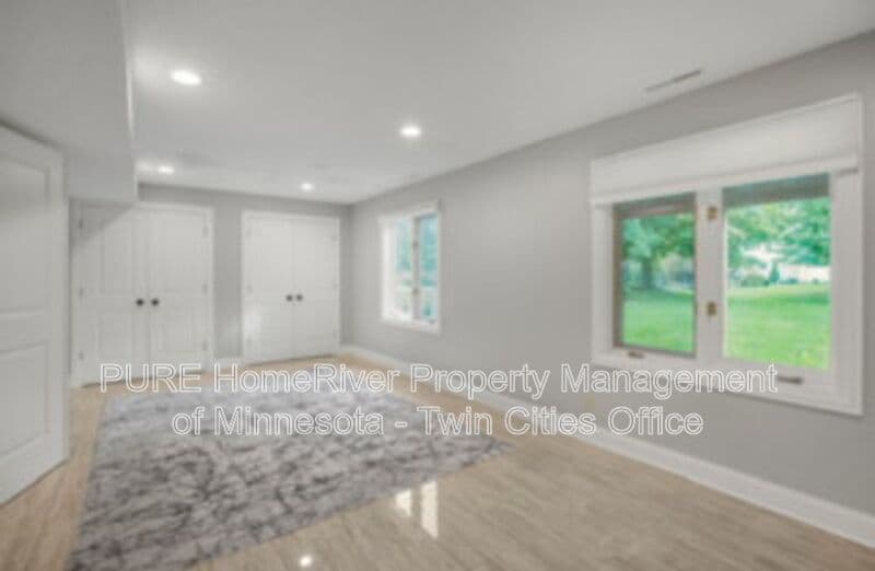 Edina House: 7420 Hyde Park Cir
