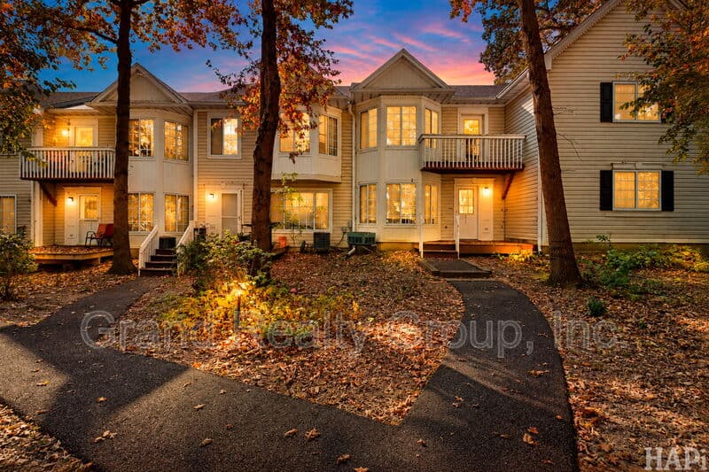 Round Lake House: 277 West Treehouse Ln