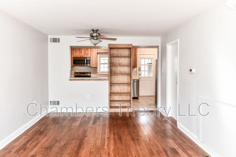 Falls Church Condo: 445 Hampton Ct