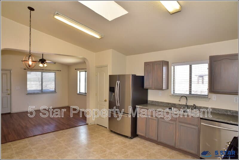 El Paso House: 14325 Island Point Drive