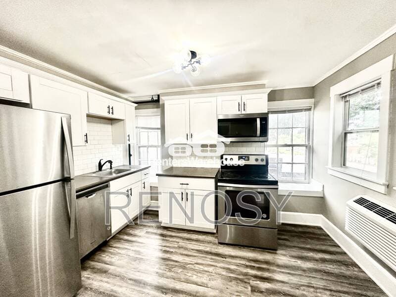Des Moines House: 2500 Grand Ave
