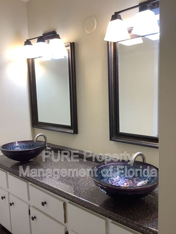 Ocala House: 711 NE 41st Avenue