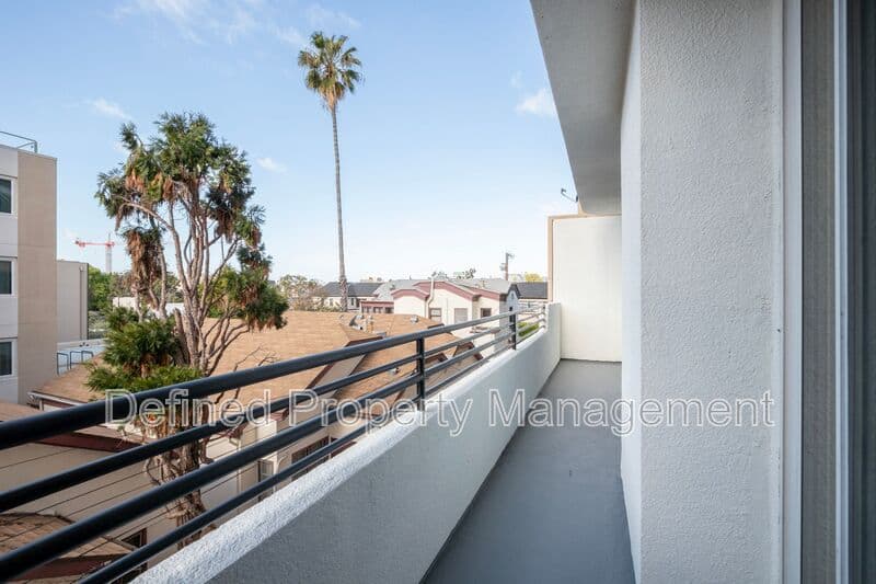 Los Angeles Condo: 1616 N Serrano Ave