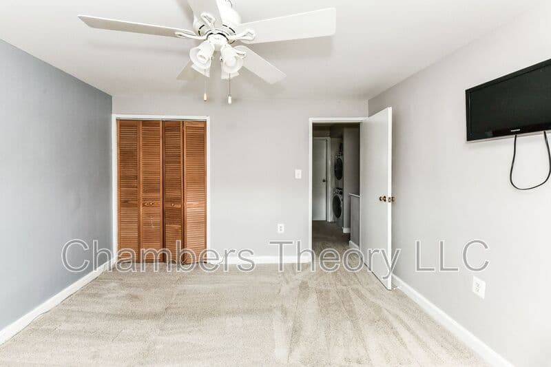 Falls Church Condo: 445 Hampton Ct