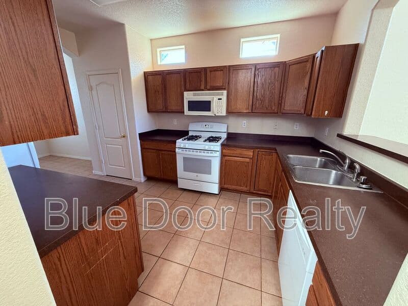 Rio Rancho House: 1379 Peppoli Loop