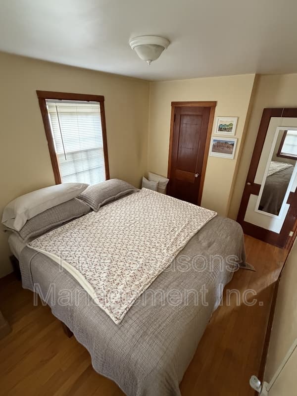 Burlington Condo: 1083-1085 North Avenue - 3