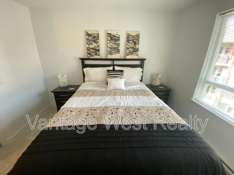 Kelowna Condo: 420-1083 Sunset Drive