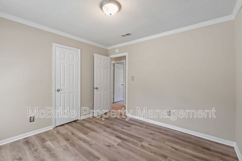 Augusta House: 4009 Royal Oaks Court