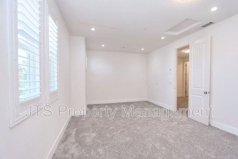 Fair Oaks House: 4988 Amina Fair Way
