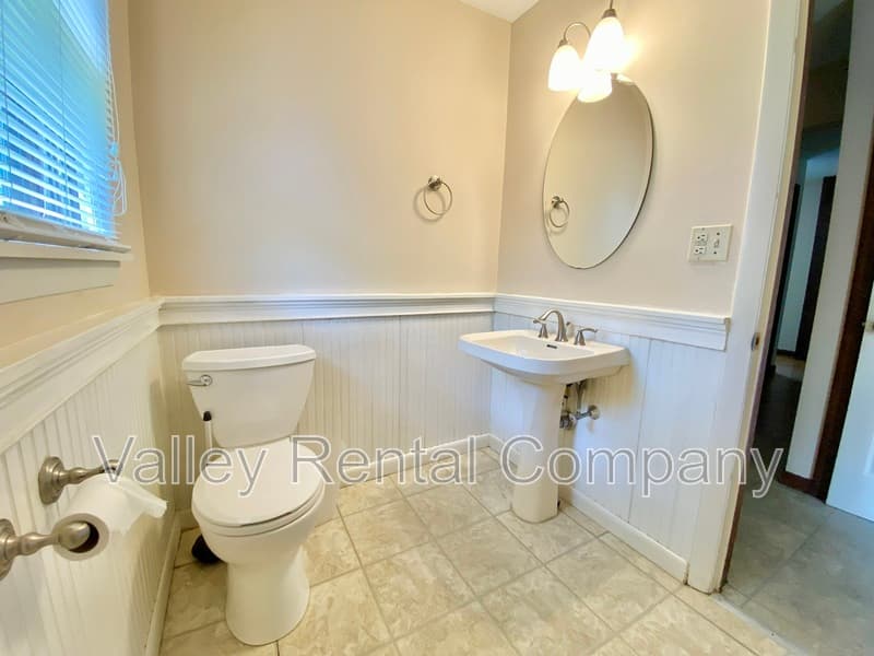 Hadley House: 73 Rocky Hill Rd