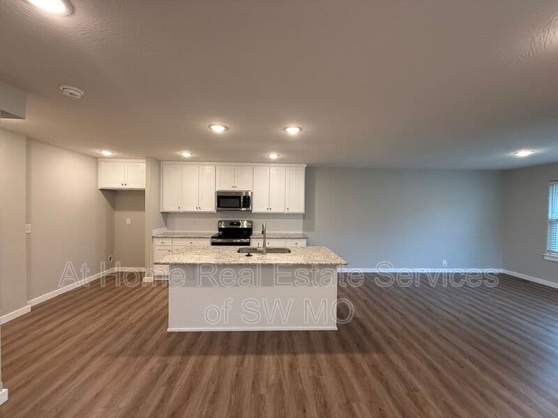 Ozark Condo: 900 S Rimes Ave