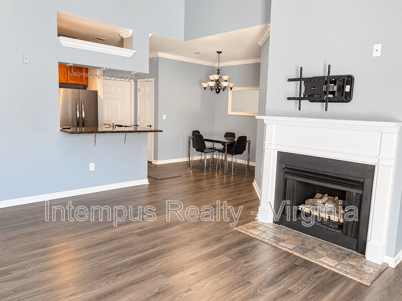 Alexandria Condo: 4550 Strutfield Ln