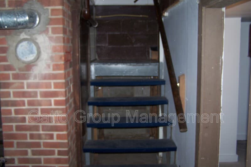Middlefield House: 15989 Mill St