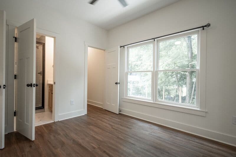 Athens House: 382 N Chase St