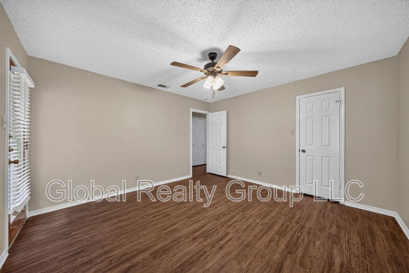 Universal City House: 118 Golden Way