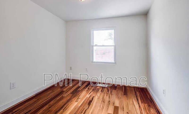 Washington Townhome: 729 10th St NE