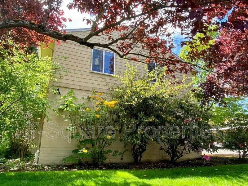 Seattle Townhome: 4883 Terrace Dr NE