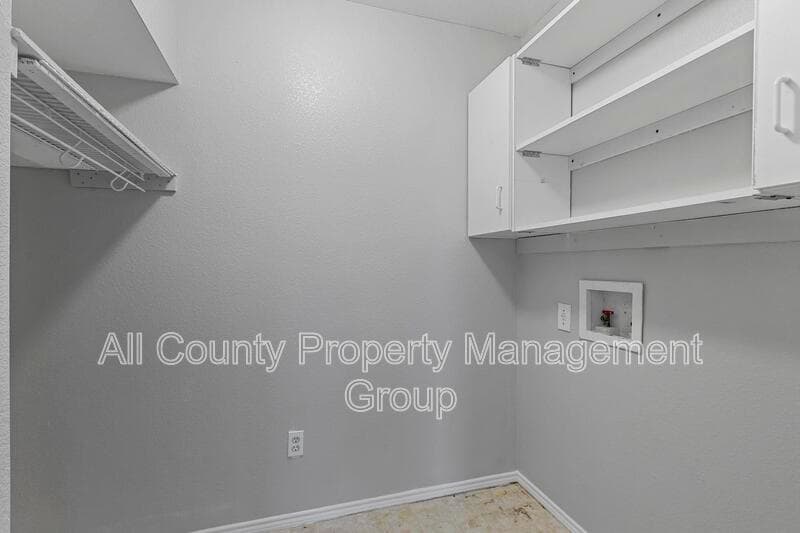 Fort Worth House: 813 Jockey Club Lane