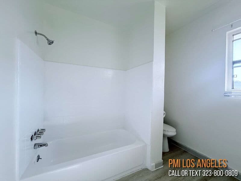 Los Angeles Condo: 943 West 68th Street